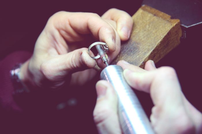 Bei einem Goldschmied können Sie einen personalisierten Goldring für Damen anfertigen lassen oder einen Ring anpassen lassen