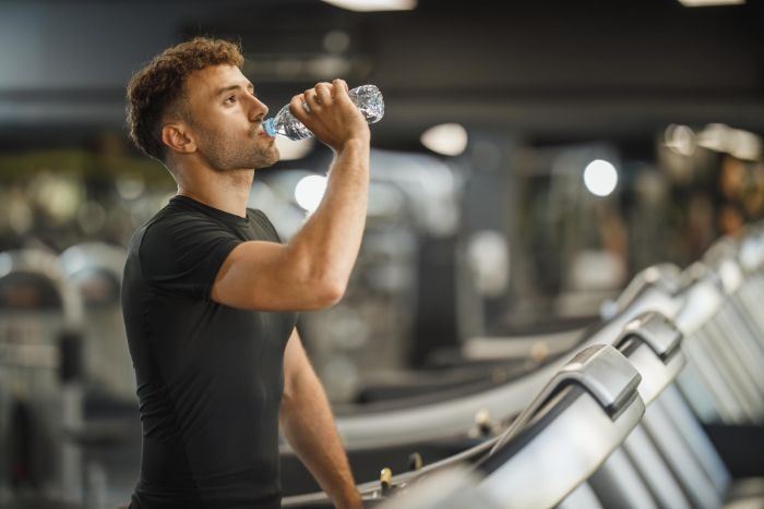 Wasser trinken beim Training