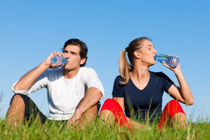 Wie viel Wasser sollte man am Tag trinken