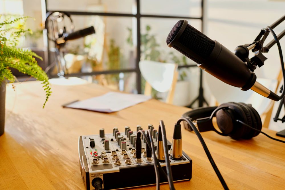 Welche Ausrüstung benötigt man für die Erstellung eines Podcasts
