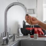 Wenn aus dem Hahn zu wenig Wasser kommt: Ursachen und Lösungen